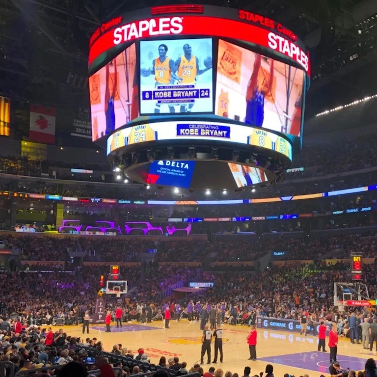 Desatar el rugido: el estadio LED muestra transformando estadios de tenis de mesa y áreas de hockey