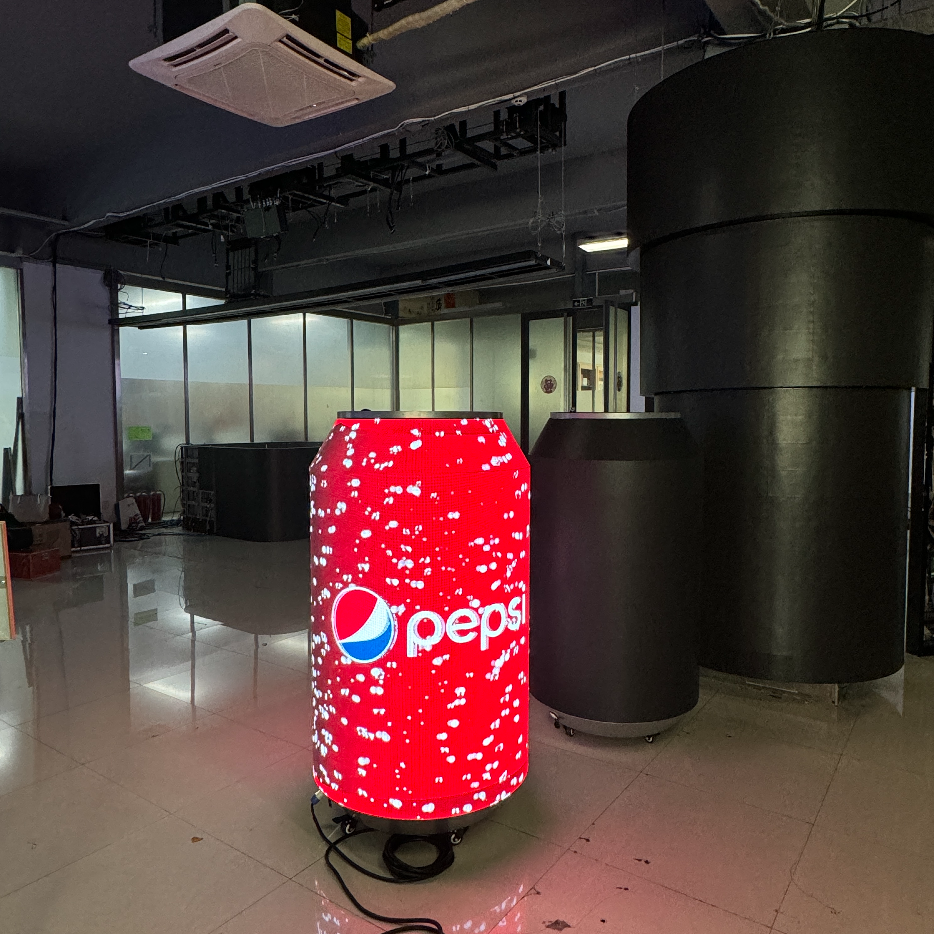 Publicidad creativa Pantalla LED curvada flexible Pantalla LED personalizada para lata Coca-Cola Pepsi